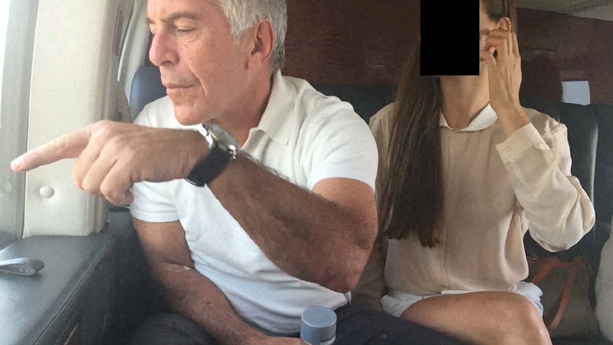 Ο καταδικασμένος σεξουαλικός εγκληματίας Jeffrey Epstein με μία γυναίκα