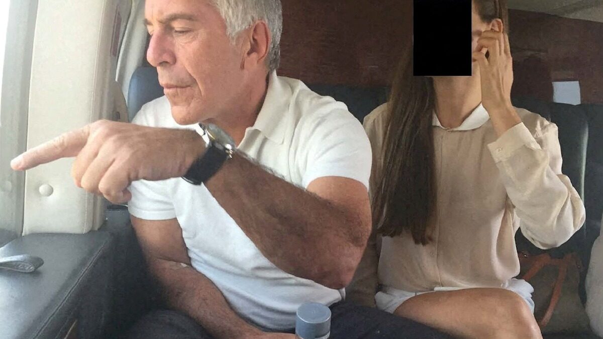 Ο χρηματοδότης και καταδικασμένος σεξουαλικός εγκληματίας, Jeffrey Epstein με μία γυναίκα, της οποίας η ταυτότητα έχει αποκρυφτεί