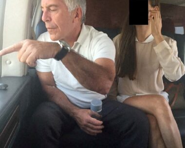 Ο χρηματοδότης και καταδικασμένος σεξουαλικός εγκληματίας, Jeffrey Epstein με μία γυναίκα, της οποίας η ταυτότητα έχει αποκρυφτεί