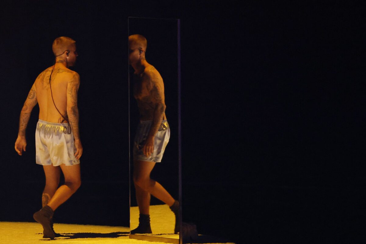 Ο Τζάστιν Μπίμπερ με το μποξεράκι στα Grammy 2026