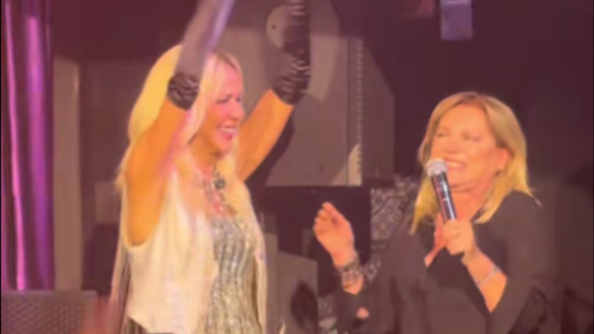 Η Μαρία Καβογιάννη διασκεδάζει στην Άννα Βίσση