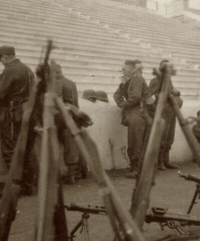 Δημοπρασία στο eBay με σπάνιες φωτογραφίες από την εκτέλεση των 200 στην Καισαριανή