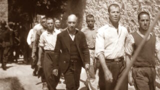 κομμουνιστές αντιστασιακοί οδηγούνται στο απόσπασμα