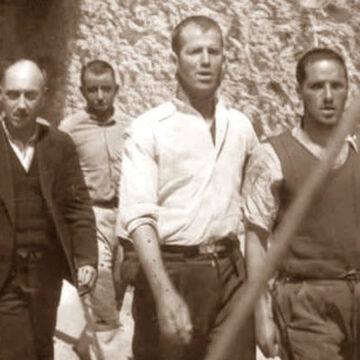 κομμουνιστές αντιστασιακοί οδηγούνται στο απόσπασμα