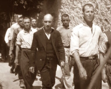 κομμουνιστές αντιστασιακοί οδηγούνται στο απόσπασμα