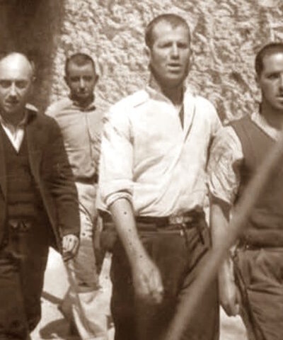 κομμουνιστές αντιστασιακοί οδηγούνται στο απόσπασμα