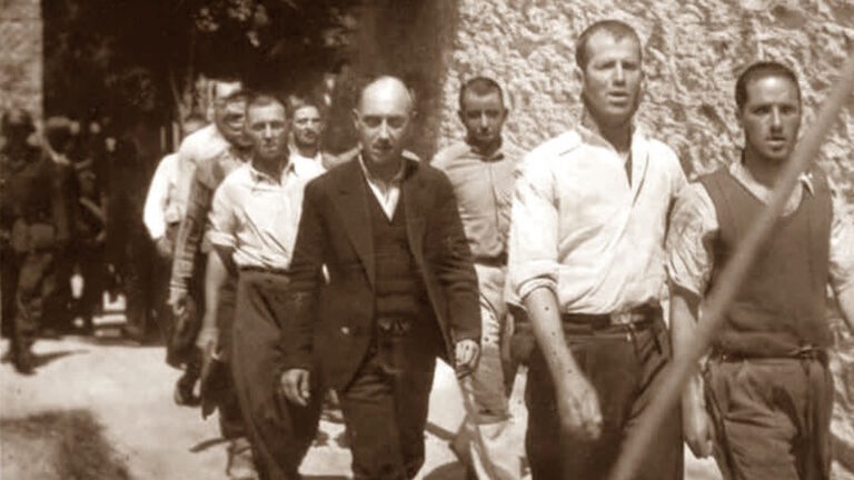 κομμουνιστές αντιστασιακοί οδηγούνται στο απόσπασμα