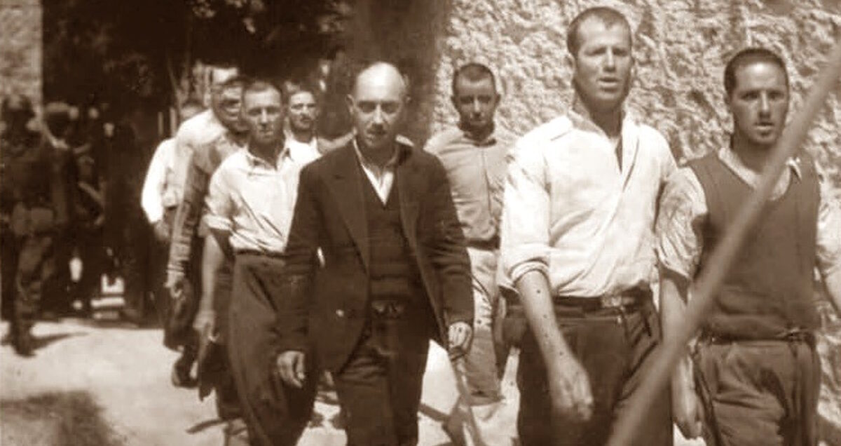 κομμουνιστές αντιστασιακοί οδηγούνται στο απόσπασμα