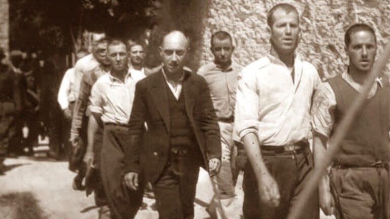 Κομμουνιστές αντιστασιακοί οδηγούνται στο απόσπασμα