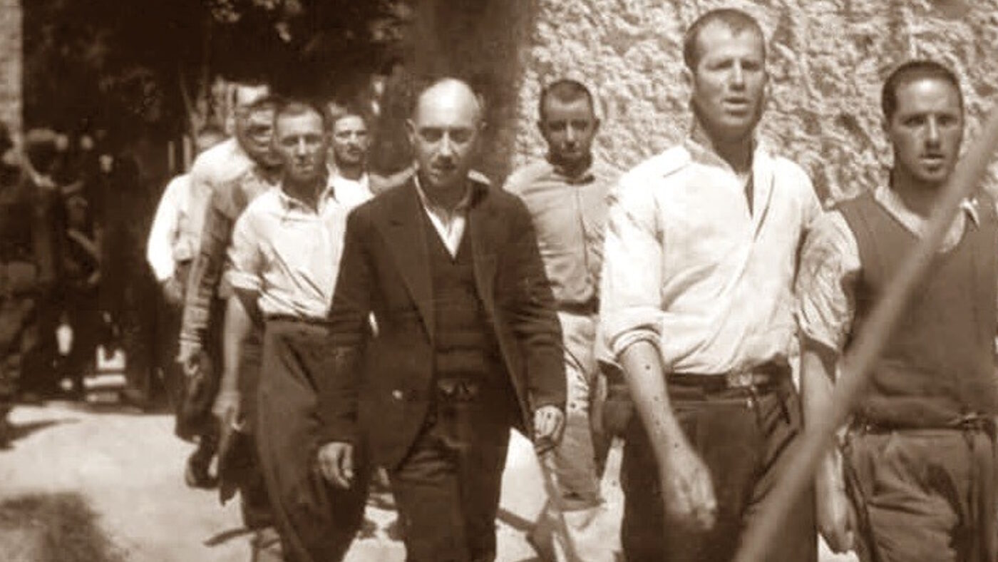 κομμουνιστές αντιστασιακοί οδηγούνται στο απόσπασμα