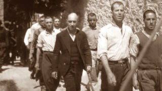 κομμουνιστές αντιστασιακοί οδηγούνται στο απόσπασμα