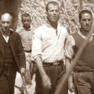 κομμουνιστές αντιστασιακοί οδηγούνται στο απόσπασμα