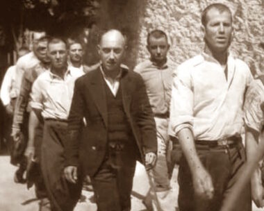 κομμουνιστές αντιστασιακοί οδηγούνται στο απόσπασμα