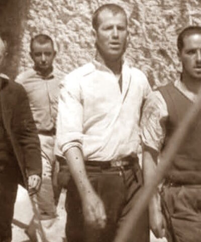 κομμουνιστές αντιστασιακοί οδηγούνται στο απόσπασμα