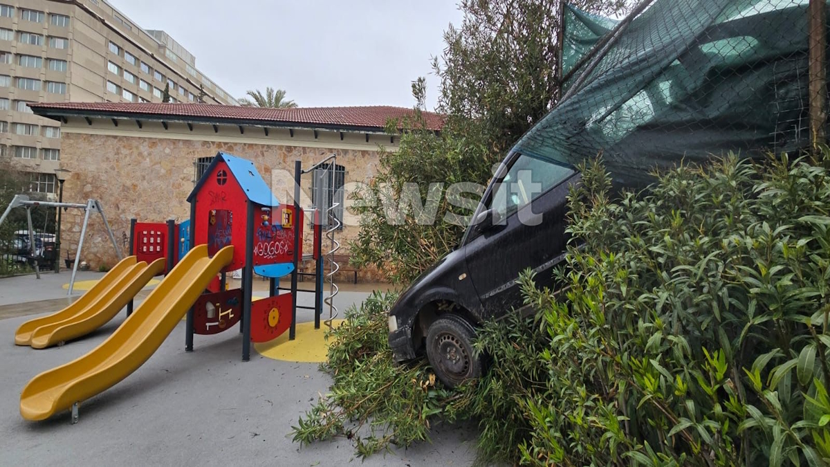 Αυτοκίνητο «μπούκαρε» σε παιδική χαρά στην Καισαριανή