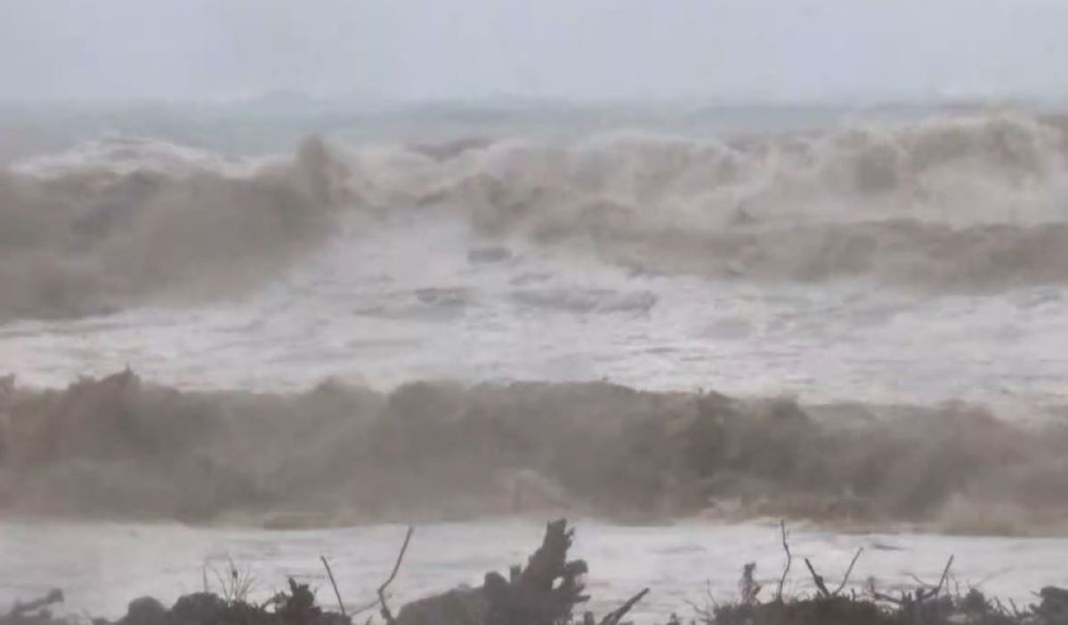 Κακοκαιρία: Η θάλασσα βγήκε στη στεριά στα παράλια της Λάρισας - Πλημμύρισαν δρόμοι και χωράφια