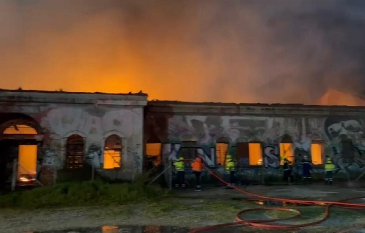 Το κτίριο που καίγεται στην Καλαμαριά