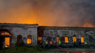 Το κτίριο που καίγεται στην Καλαμαριά