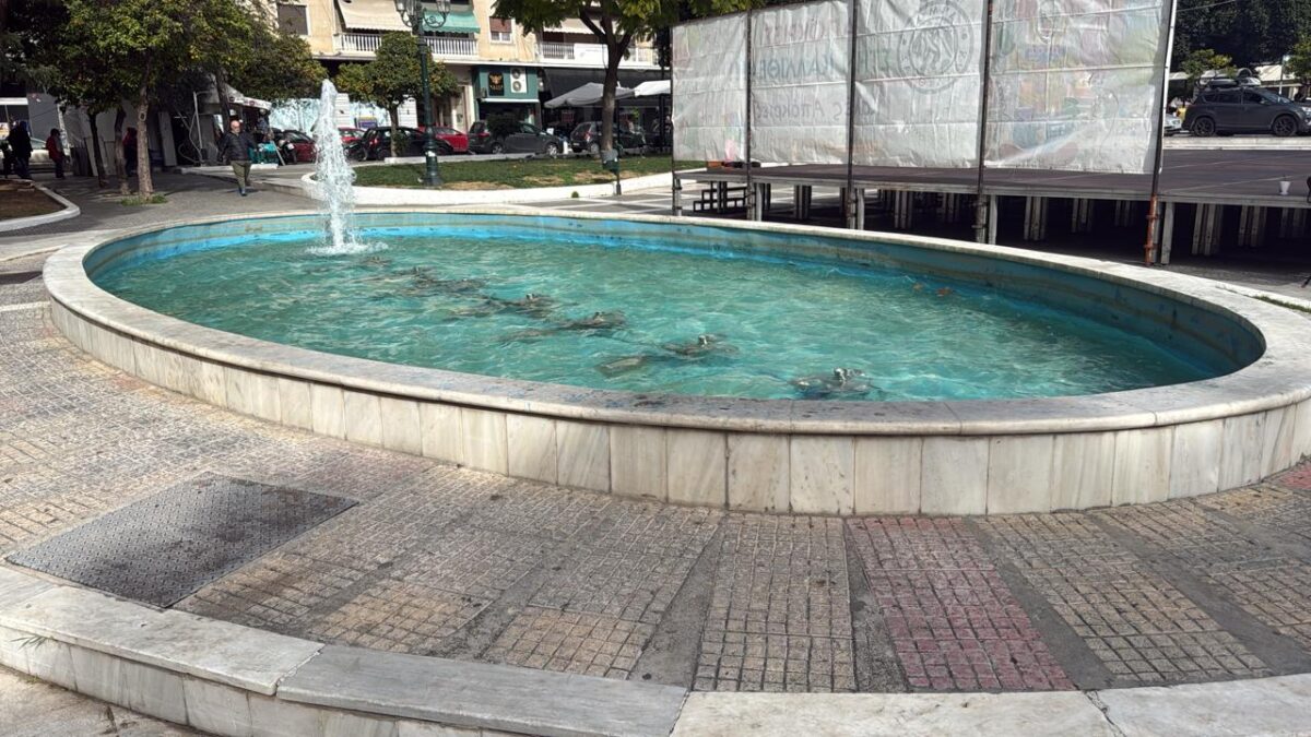 Το συντριβάνι στην πλατεία Κύπρου στην Καλλιθέα