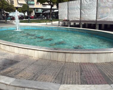 Το συντριβάνι στην πλατεία Κύπρου στην Καλλιθέα