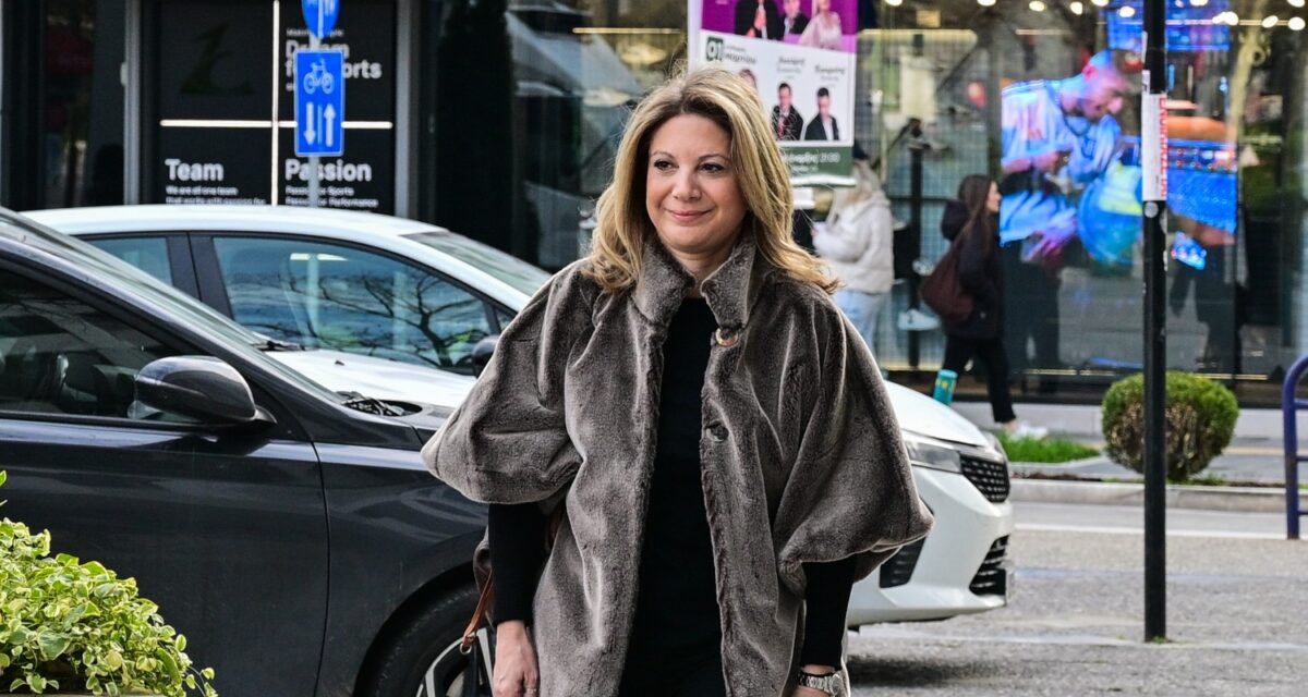 Η Μαρία Καρυστιανού έξω από το δικαστήριο Λάρισας