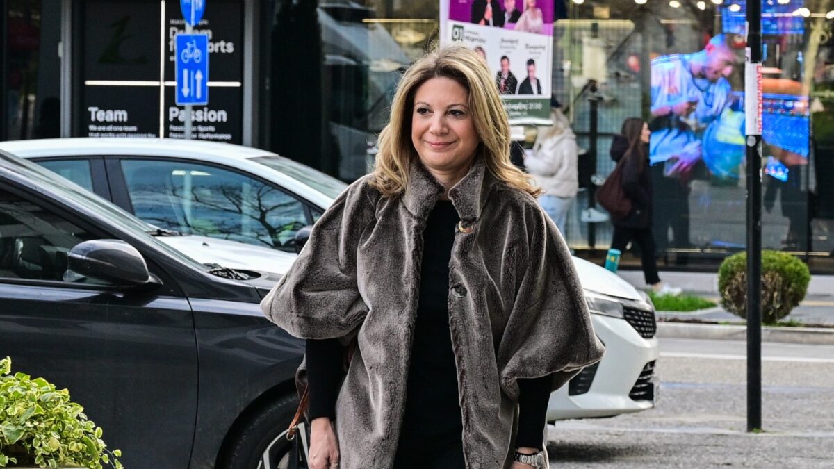 Η Μαρία Καρυστιανού έξω από το δικαστήριο Λάρισας