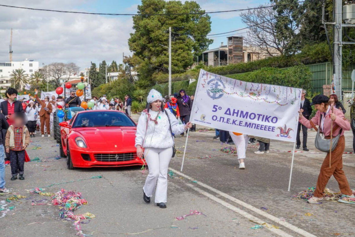 ΟΠΕΚΕμπεεεε με Ferrari και τρακτέρ στο καρναβάλι της Γλυφάδας