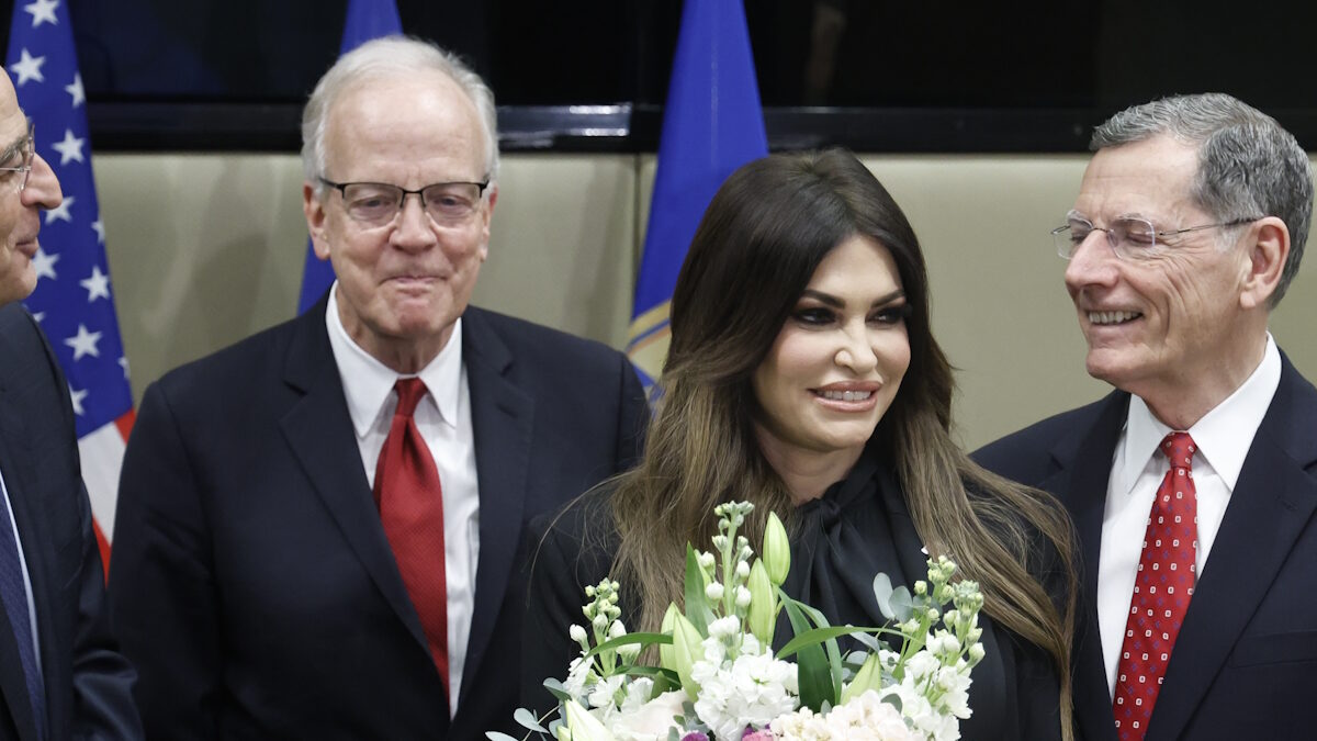 Η Κίμπερλι Γκιλφόιλ με μέλη του αμερικανικού κογκρέσου