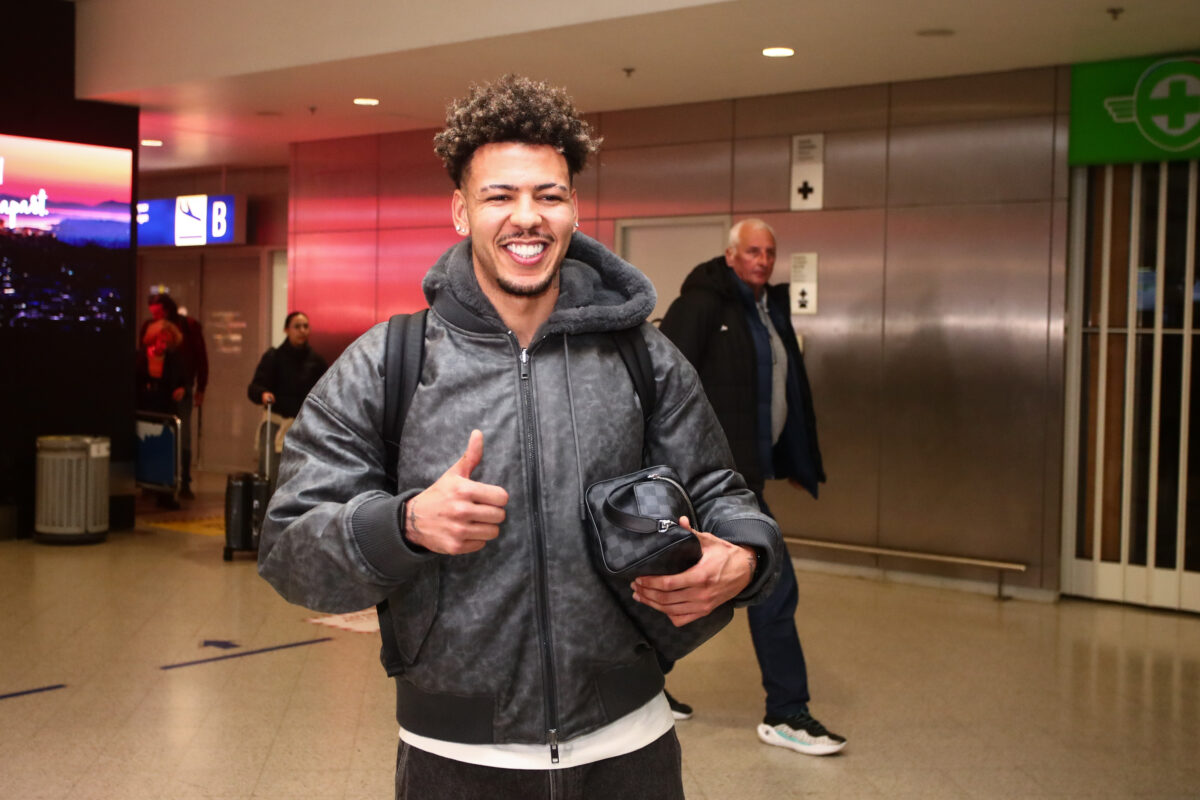 ΑΦΙΞΗ ΤΟΥ ΚΛΕΙΤΟΝ ΣΤΗΝ ΑΘΗΝΑ ΓΙΑ ΤΗΝ ΟΜΑΔΑ ΤΟΥ ΟΛΥΜΠΙΑΚΟΥ (ΘΑΝΑΣΗΣ ΔΗΜΟΠΟΥΛΟΣ