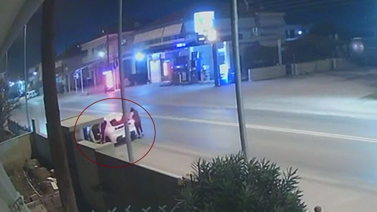 Η στιγμή που οι δράστες μπαίνουν στο αυτοκίνητο διαφυγής μετά τη διάρρηξη