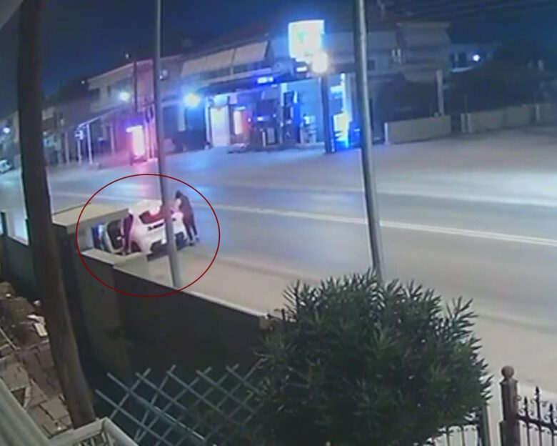 Η στιγμή που οι δράστες μπαίνουν στο αυτοκίνητο διαφυγής μετά τη διάρρηξη