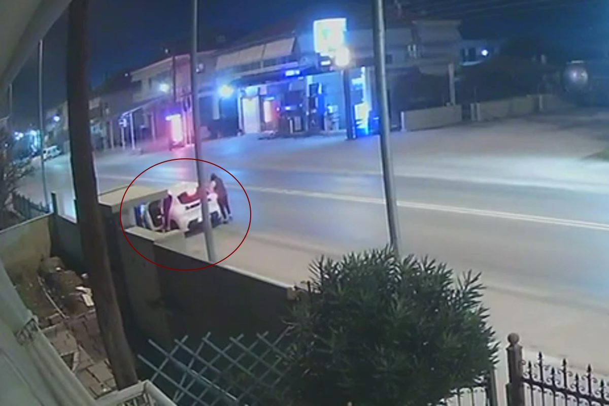 Η στιγμή που οι δράστες μπαίνουν στο αυτοκίνητο διαφυγής μετά τη διάρρηξη