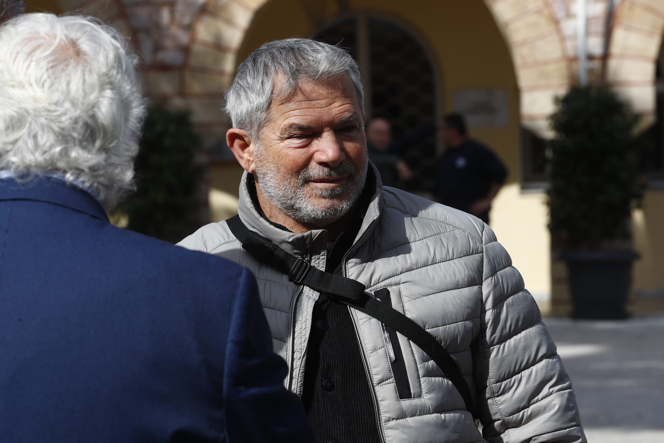 Ο Γιώργος Κοκολάκης στην κηδεία του Σωτήρη Γκαβέζου