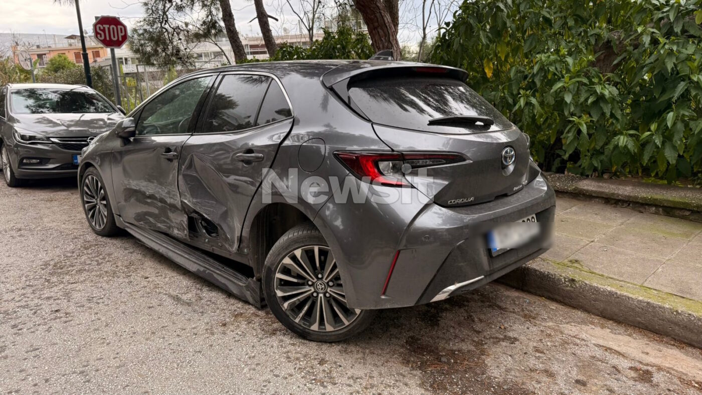 Κολωνάκι: Στο αυτόφωρο η τραγουδίστρια που οδηγούσε μεθυσμένη και πήρε σβάρνα πέντε αυτοκίνητα