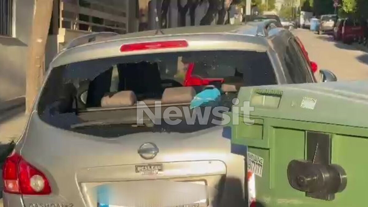 Ένα από τα αυτοκίνητα που υπέστησαν ζημιές από την έκρηξη