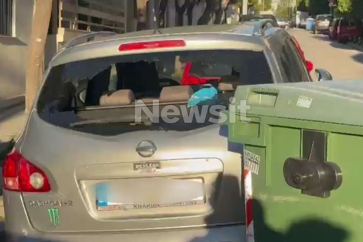 Ένα από τα αυτοκίνητα που υπέστησαν ζημιές από την έκρηξη