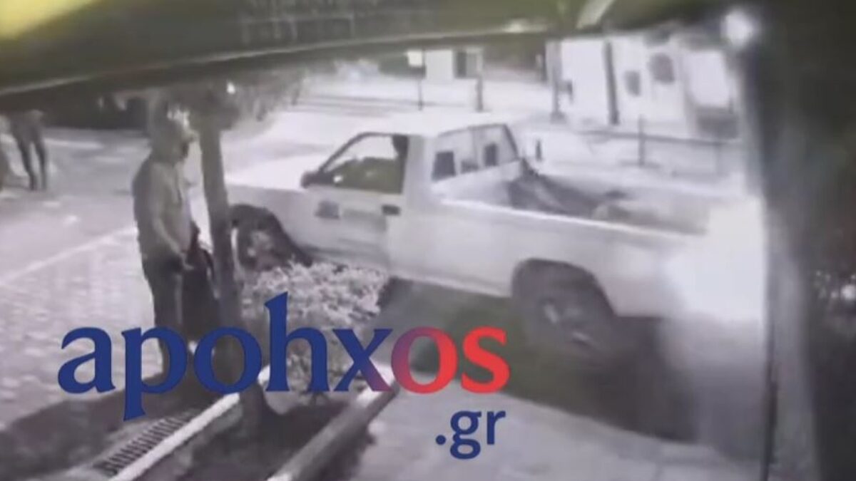 Η στιγμή που το αγροτικό πέφτει στο κοσμηματοπωλείο