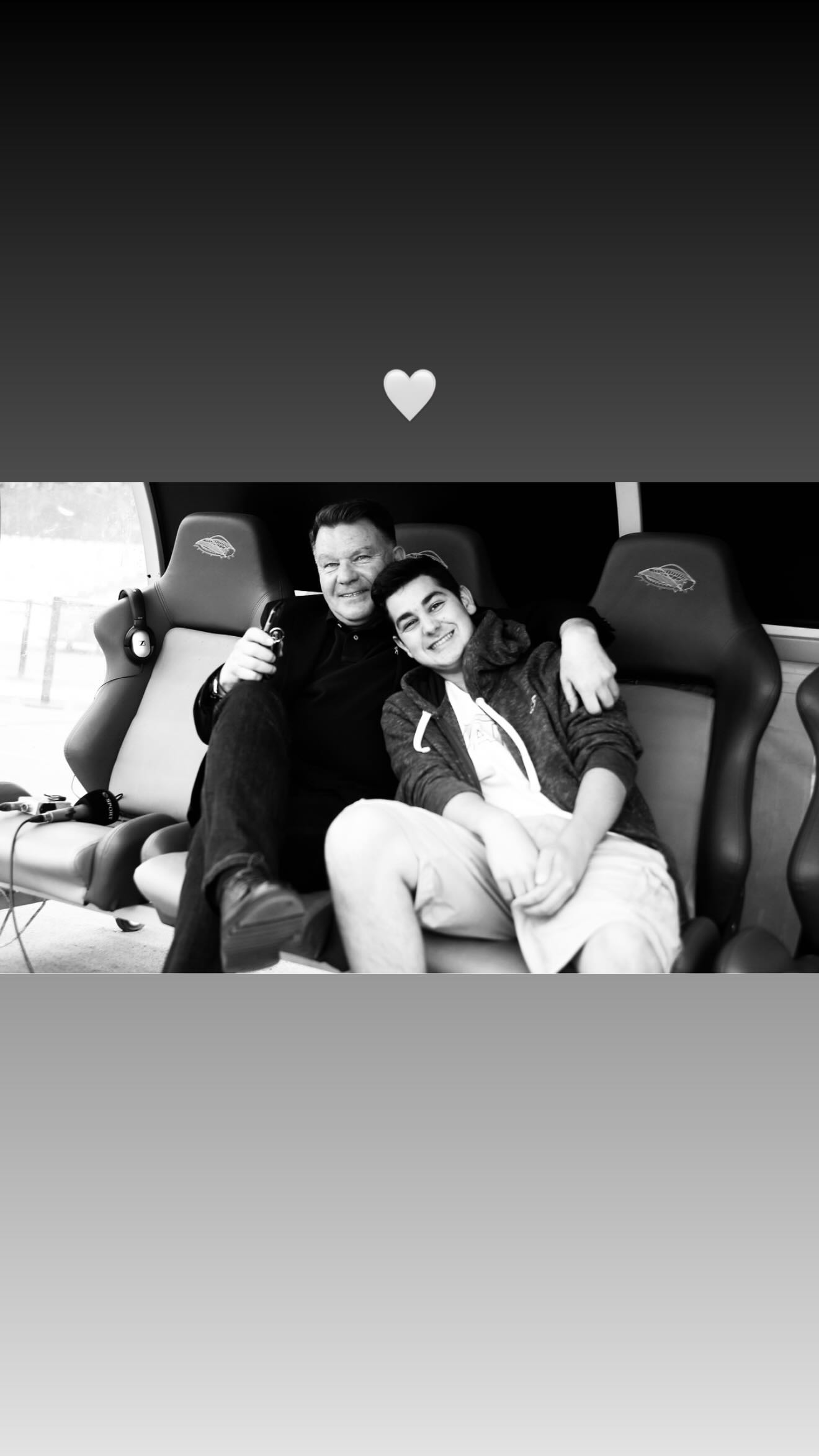 Πατέρας και γιος μαζί σε στιγμές χαλάρωσης