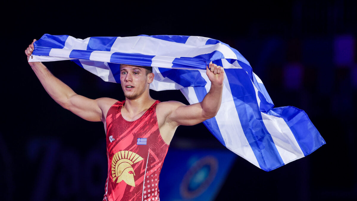 Ο Κουγιουμτσίδης με την ελληνική σημαία