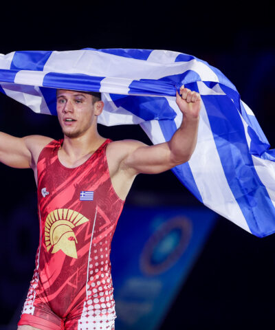 Ο Κουγιουμτσίδης με την ελληνική σημαία