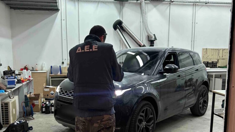 Σπείρα έκλεβε αυτοκίνητα και τα πουλούσε