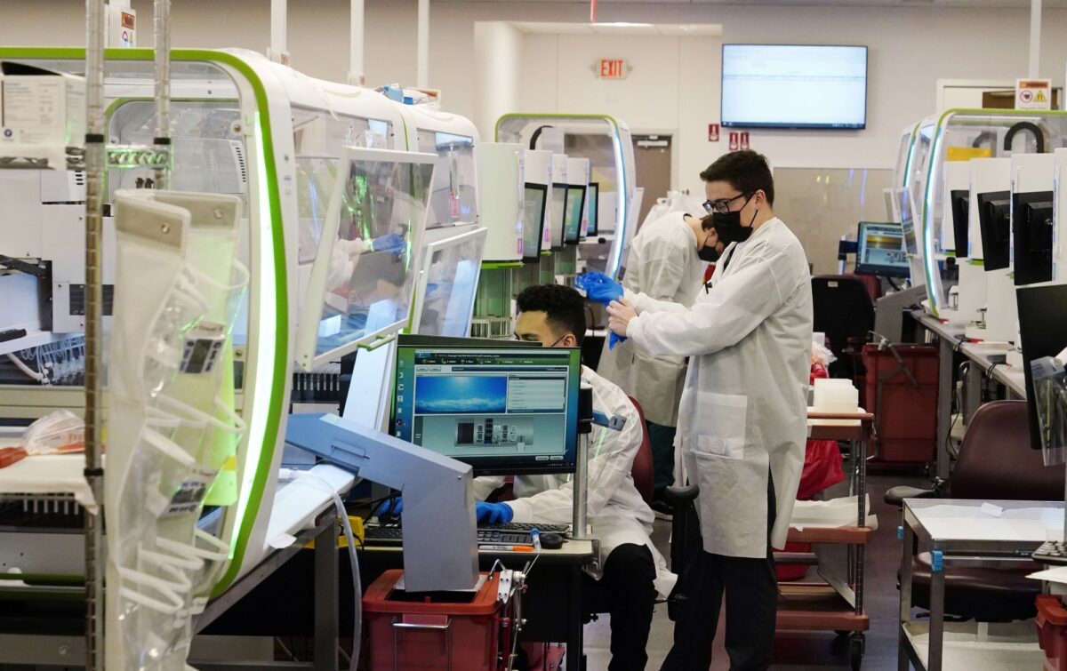 Επιστήμονες σε εργαστήριο