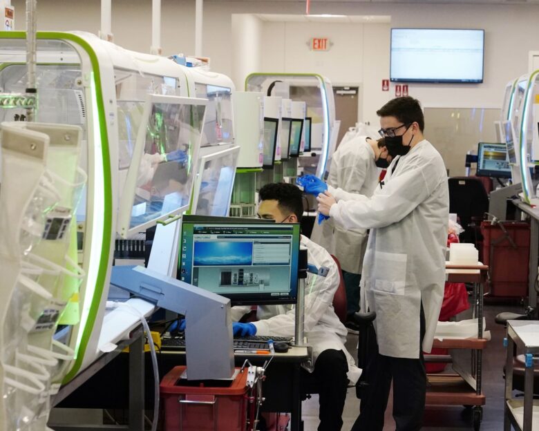 Επιστήμονες σε εργαστήριο