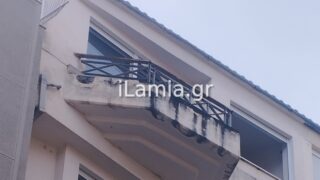 Λαμία: Γυναίκα ανασύρθηκε νεκρή μετά από φωτιά στο σπίτι της – Απεγκλωβίστηκαν 2 γυναίκες από διπλανό διαμέρισμα