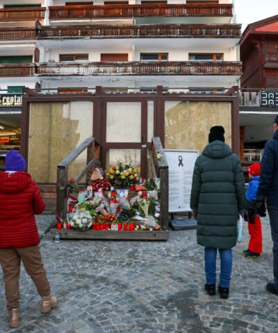 Κόσμος αφήνει λουλούδια έξω από το μπαρ Le Constellation στο Κραν - Μοντάνα στην Ελβετία