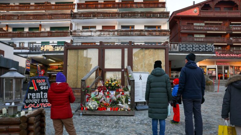 Κόσμος αφήνει λουλούδια έξω από το μπαρ Le Constellation στο Κραν - Μοντάνα στην Ελβετία