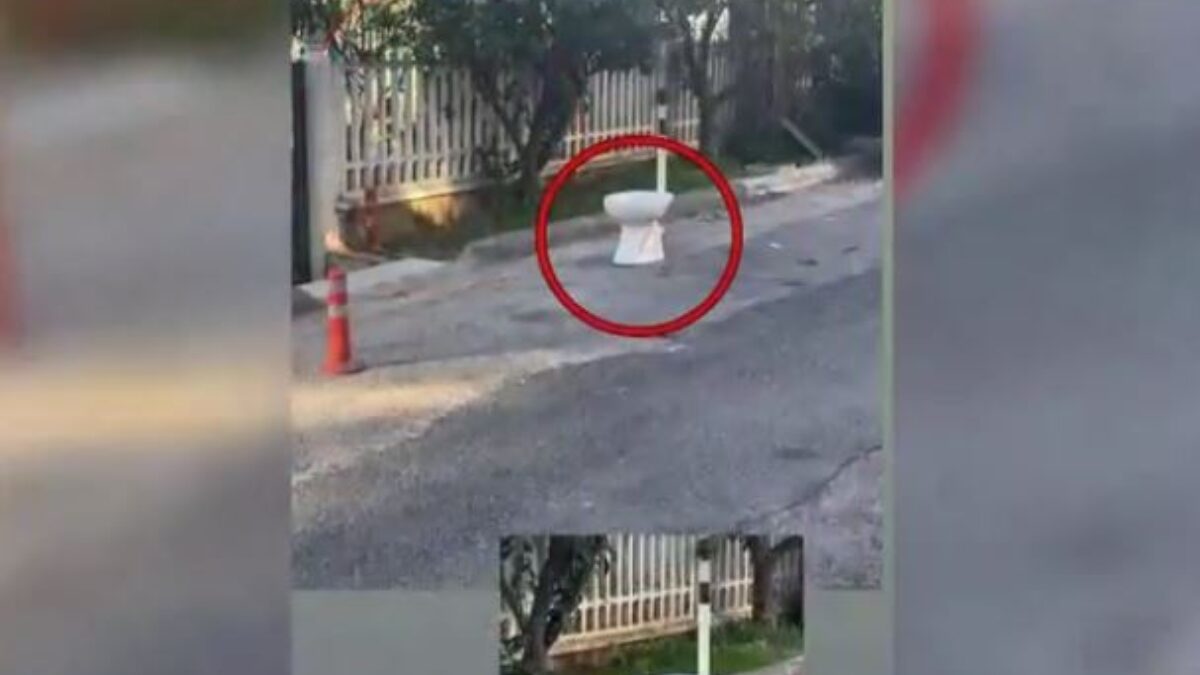 Λεκάνη τουαλέτας στον δρόμο