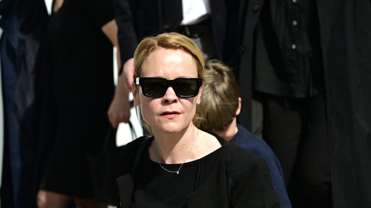 Η κόρη του Αναστάση Παπαληγούρα, Λένα Παπαληγούρα, στην κηδεία του πατέρα της