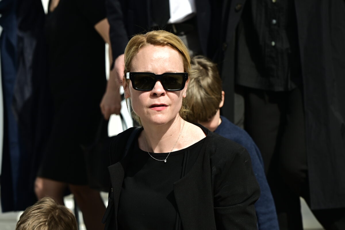 Η κόρη του Αναστάση Παπαληγούρα, Λένα Παπαληγούρα, στην κηδεία του πατέρα της