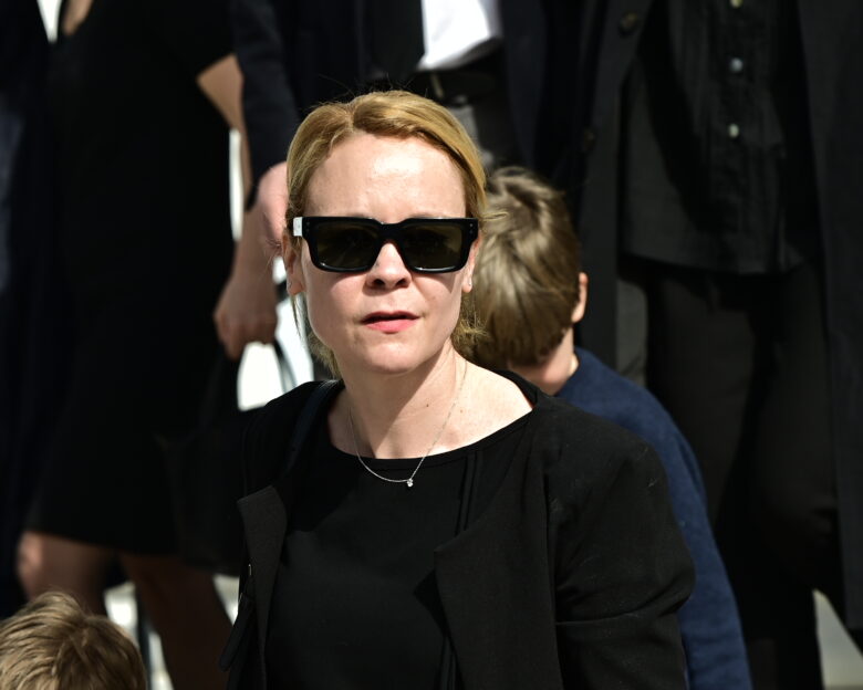 Η κόρη του Αναστάση Παπαληγούρα, Λένα Παπαληγούρα, στην κηδεία του πατέρα της